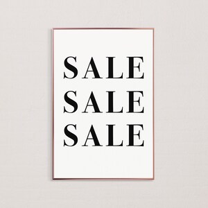 Puede incluir: Un p&oacute;ster blanco con un borde negro y la palabra "SALE" repetida tres veces en una pila vertical.