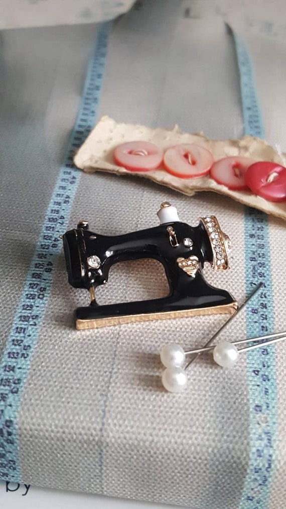 Black enamelled sewing pins