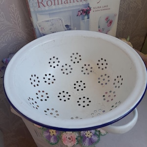 Blue & White Enamel Colander, Footed Colander, Round Strainer, Farm Kitchen Decor, Country Cottage Kitchen, Vintage Enamelware