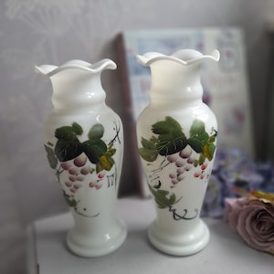 Viktorianska mjölkglasvaser: Handmålade blommiga opalinvaser i par