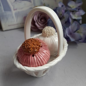 Darling Antique Pink White Garlic Clove Solniczka i pieprzniczka w koszyku z uchwytem, ładny zestaw do przypraw, ceramiczne pojemniki na przyprawy