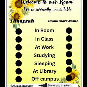 Könnte beinhalten: Eine gelbe, trocken abwischbare Tafel mit Sonnenblumenmuster und dem Text "Welcome to our Room". Sie enthält einen Abschnitt für "Roommate Name" und Statusoptionen wie "In Room", "In Class" und "Off campus". Ein trocken abwischbarer Marker ist enthalten.