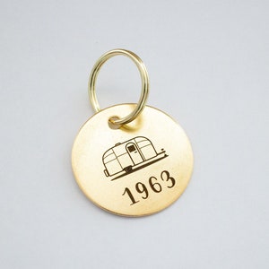 Spersonalizowany brelok do kluczy Vintage Airstream Trailer // Złoty brelok do kluczy // Spersonalizowany brelok do kluczy