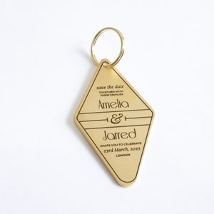 Gepersonaliseerde Gatsby-huwelijkssleutelhanger jaren 1920 // Save the Date // Gepersonaliseerde sleutelhanger bruiloft // Trouwkaart // Antieke hotelsleutelhanger