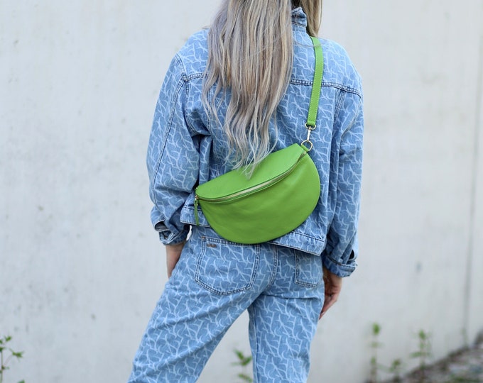 Vintage Coach Bixby Sling (small) in Bottle Green | Style