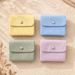 ナッパレザー製の小さめの革財布／小銭入れ。小銭入れとスナップボタン開閉式。