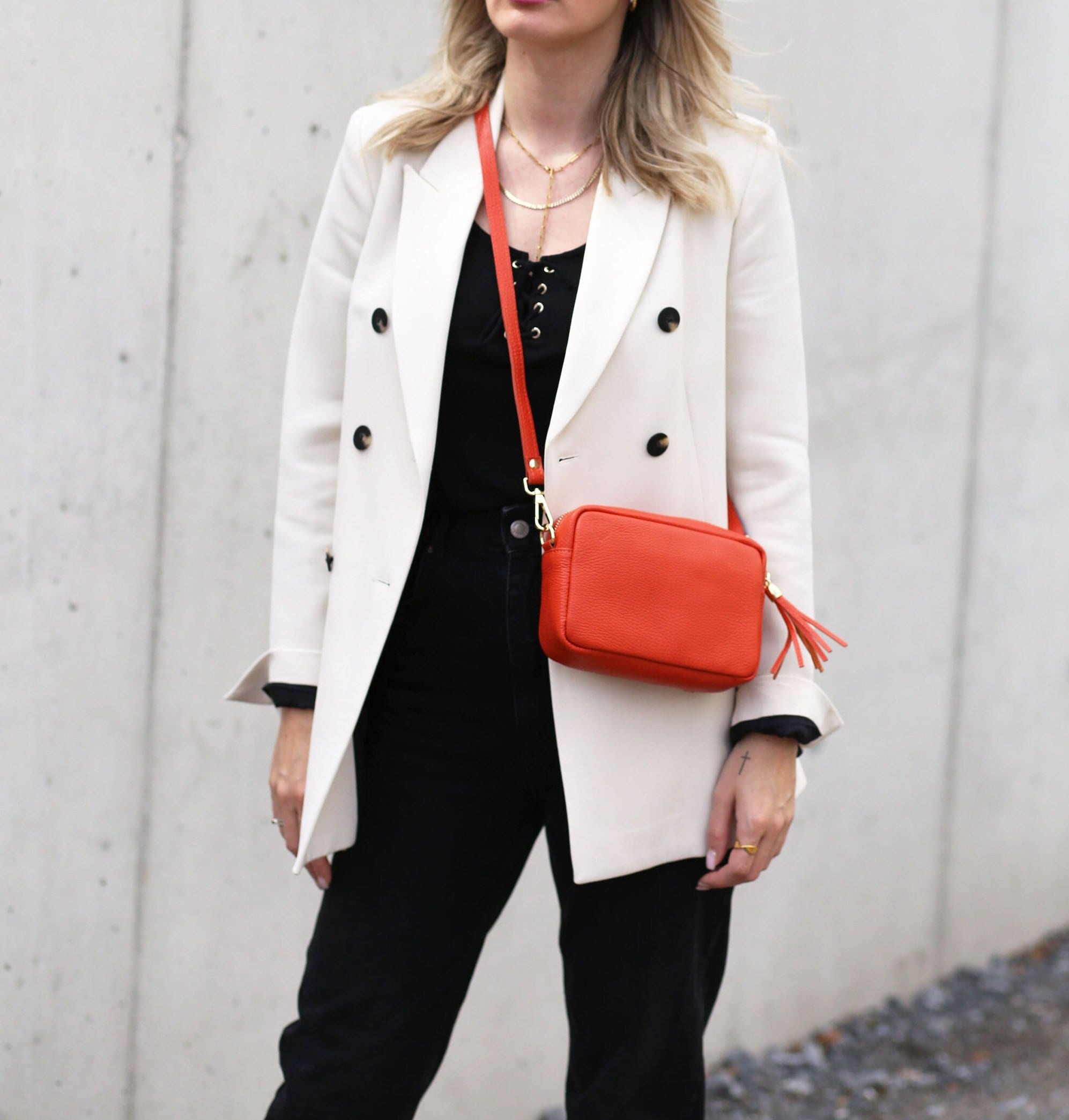 red crossbody bag outfit