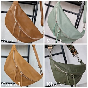 Op de afbeelding: Vier leren heuptassen in verschillende kleuren: Cognac, Mint, Camel en Khaki. Elke tas heeft een gebogen vorm, een zilveren rits en een bijpassende riem. De Khaki-tas heeft een patroonriem. De woorden "Cognac", "Mint", "Camel" en "Khaki" staan eronder.