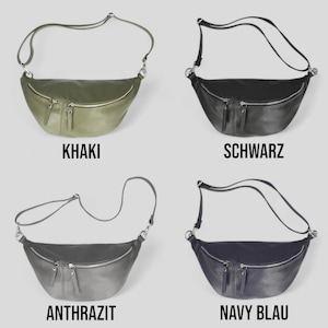 Op de afbeelding: Vier leren crossbodytassen in kaki, zwart, antraciet en marineblauw. Elke tas heeft een gebogen vorm, een zilveren rits en een lange verstelbare riem. De tassen worden getoond tegen een lichtgrijze achtergrond, met de kleurnaam eronder.