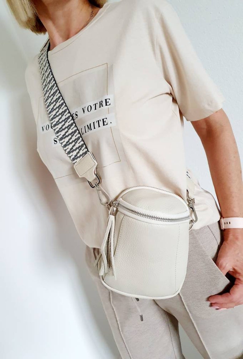 Tasche Leder Umhängetasche Schultertasche kleine Tasche Handtasche mit schmalen LEDERGURT Crossbody Bag Creme