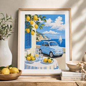 Puede incluir: Un bordado en punto de cruz enmarcado que representa una escena costera con un coche vintage azul claro aparcado junto a una mesa con una jarra de limonada y cuencos de limones amarillos. Una rama de limonero cuelga bajo el cielo azul.