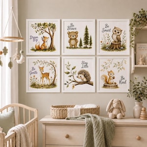 Könnte beinhalten: Sechs quadratische Wandbilder mit Aquarellillustrationen von Fuchs, Bär, Eule, Reh, Igel und Eichhörnchen. Jeder Druck enthält den Text: Dream Big, Be Brave, Be Smart, Be Gentle, Stay Little und Be Kind, gerahmt in weißen Holzrahmen.