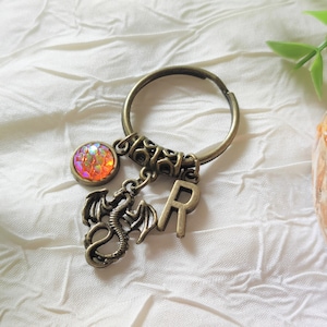 Llavero de dragón personalizado con letras, regalo para hombre y mujer, personalizable, padre, madre, huevo, resina, steampunk, inicial, bronce antiguo