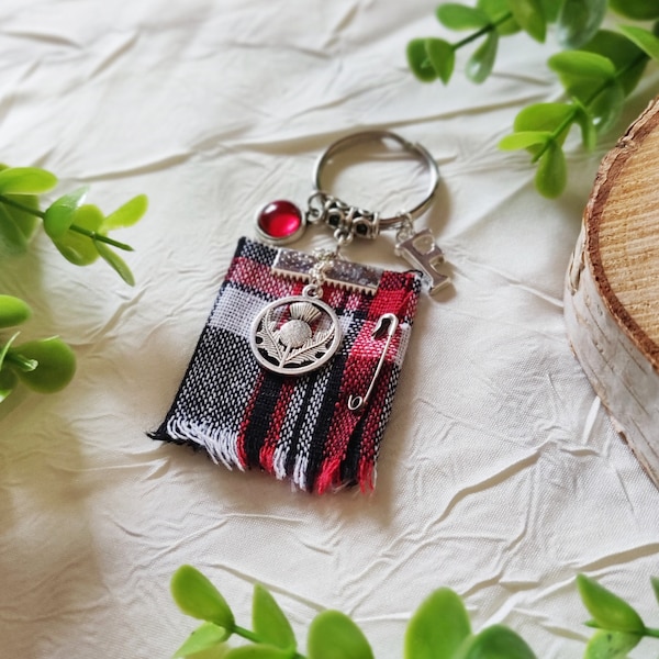 Personalisierter Schlüsselanhänger aus schottischem Tartan mit Anfangsbuchstaben und schottischer Distel, Weihnachtsgeschenk für sie; Schlüsselanhänger aus Kilt-Tartanstoff mit Distel