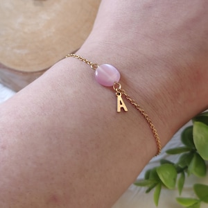Bracelet acier inoxydable doré personnalisé avec une initiale pastille de couleur style minimaliste cadeau femme mère maman anniversaire