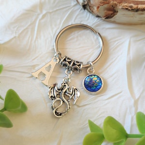 Llavero de dragón de plata personalizado con inicial, regalo personalizable para hombres y mujeres, huevo de concha de resina, steampunk, letra antigua