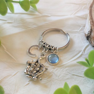 Llavero personalizado de gaita escocesa con música de Outlander, color piedra de nacimiento, letra inicial, tartán, regalo para mamá y papá en Navidad.