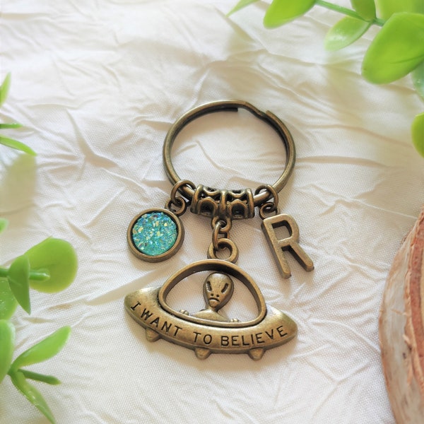 Porte clé alien personnalisé initiale, cadeau pour homme et femme personnalisable, espace, lettre soucoupe ovni ufo bronze antique