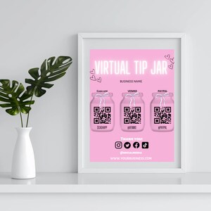 Puede incluir: Un cartel rosa con el texto "VIRTUAL TIP JAR" y un nombre de negocio. El cartel tiene tres frascos con códigos QR para Cash App, Venmo y PayPal. El cartel también incluye iconos de redes sociales y una dirección de sitio web.