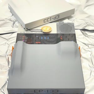 Puede incluir: Un juego de tres tazas de cerámica con un esmalte moteado de color crema. Cada taza presenta un diseño pintado a mano diferente: una hoja azul y verde, una flor amarilla y una baya roja. Las tazas tienen una forma simple y redondeada.