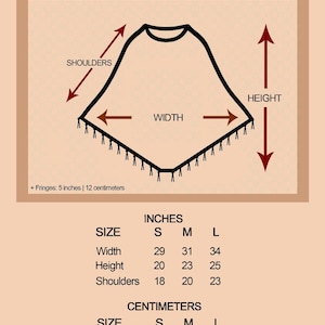 Pu&ograve; includere: Tabella delle taglie di abbigliamento con misure in pollici e centimetri. La tabella include le misure di larghezza, altezza e spalle per le taglie S, M e L. L'immagine mostra un capo in stile poncho con una frangia di 12 centimetri.