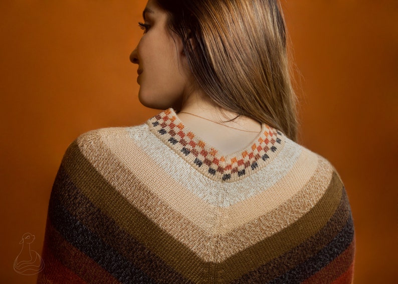 Pu&ograve; includere: Un poncho lavorato a maglia con scollo a V. Il poncho presenta una sfumatura di colore, che va dal beige chiaro al marrone scuro e al rosso. Lo scollo &egrave; decorato con un motivo geometrico arancione, marrone e nero.