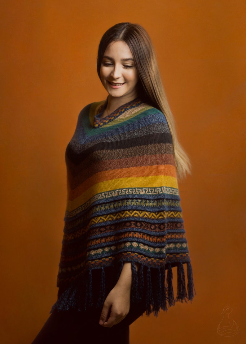 Pu&ograve; includere: Un poncho colorato e fantasia con scollo a V e frange. Il poncho presenta strisce orizzontali nei toni del blu, marrone, giallo e arancione. Il design include motivi geometrici ed &egrave; realizzato in un materiale morbido e tessuto.