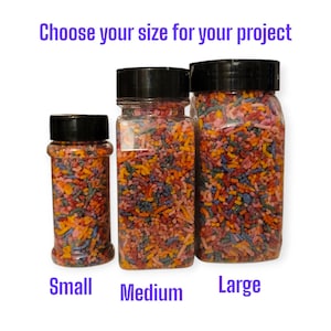 Puede incluir: Tres frascos transparentes llenos de chispas de colores, cada uno con una tapa negra. Los frascos están etiquetados como "Small", "Medium" y "Large" en texto morado. Encima de los frascos, el texto dice "Choose your size for your project" en morado.