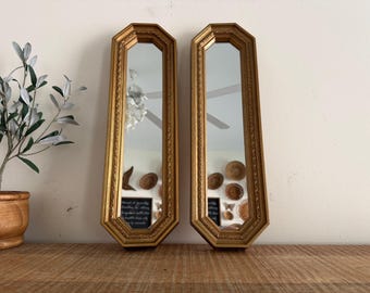 Set di 2 specchietti decorativi vintage dorati.