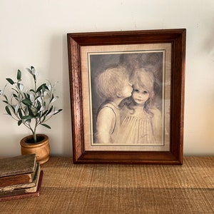 Fotografía vintage del primer beso de Marget Kane, niño/niña