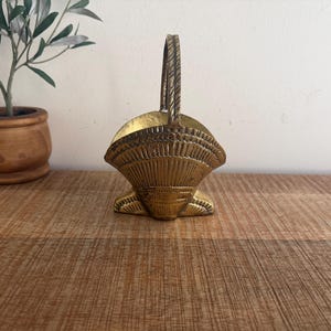 Vintage mässingssnäckskorg med blomkorg