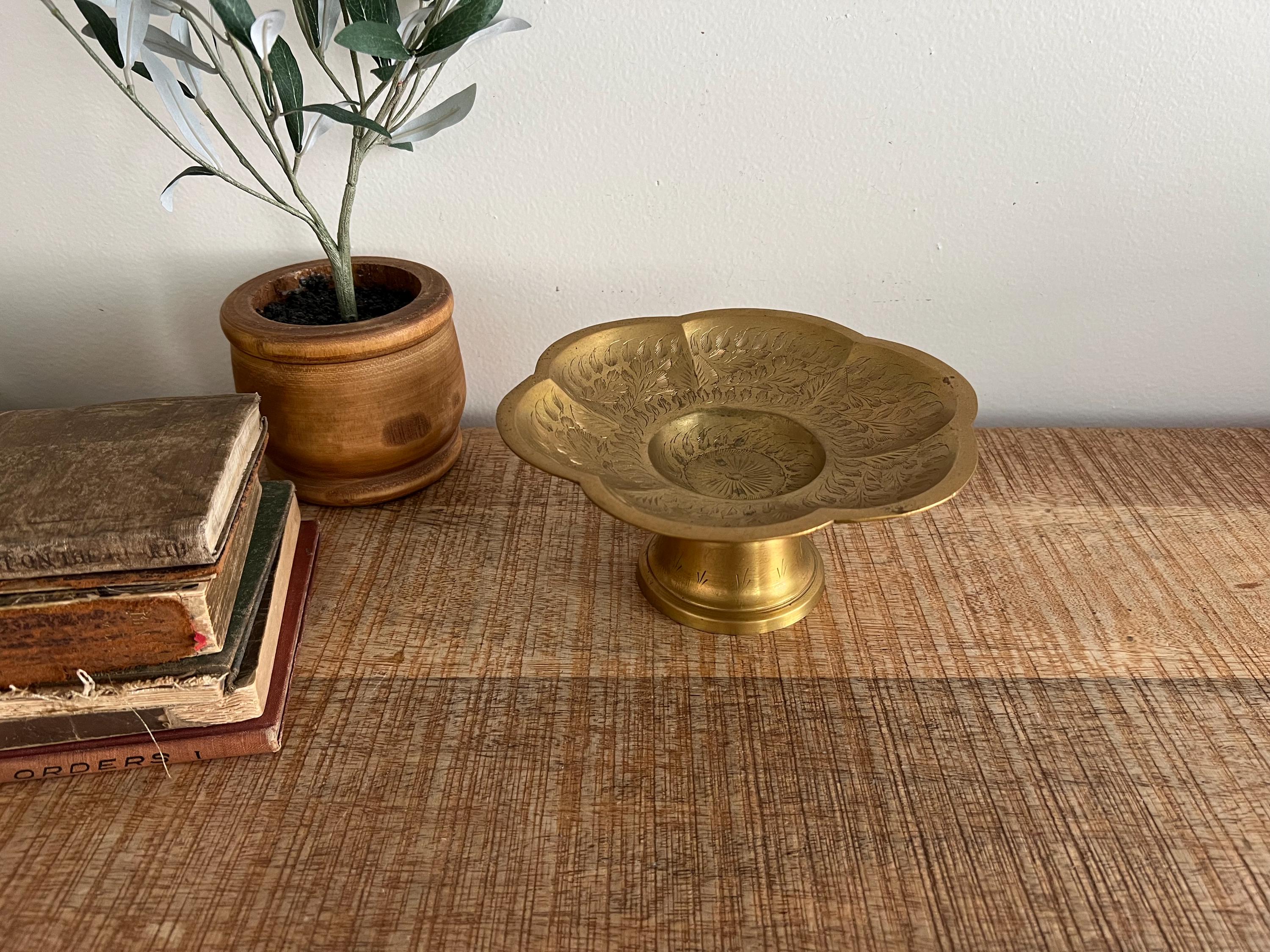 Plato indio vintage de latón festoneado y grabado sobre pedestal