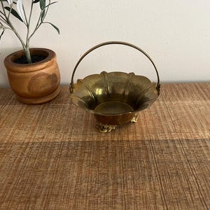 Vinrage Brass Scalloped Basket with handle/feet