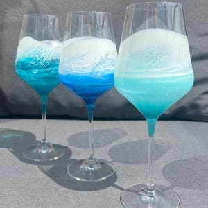 Weißweinglas maritim mit  Welle aus Resin - handveredelt in Atlantik, Karibik oder Ostsee Design – 390 ml