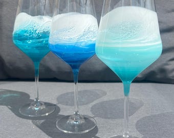 Maritimes Weißweinglas mit Resin Welle – handveredeltes Weinglas in Atlantik, Karibik oder Ostsee Design – 390 ml