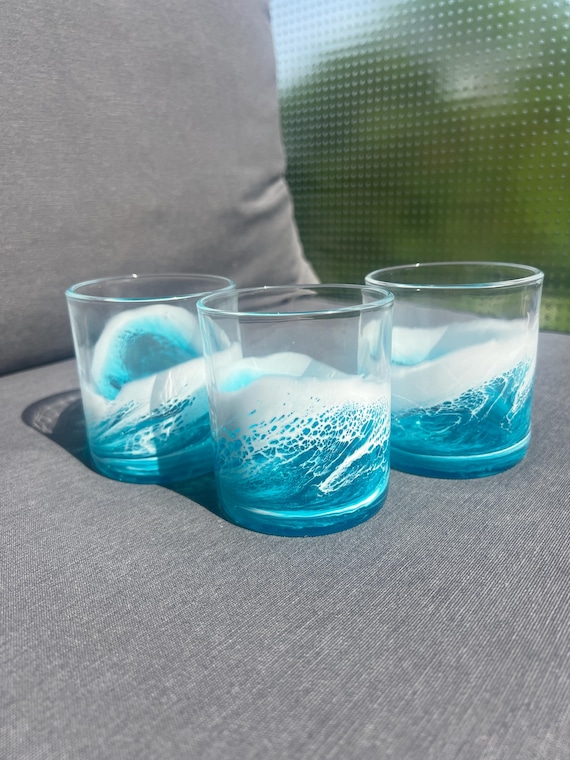 Maritimes Wasserglas mit Resin Welle – Ostsee Design in Petrol & Weiß – handveredeltes Trinkglas 260 ml