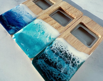 Geschnekidee Flaschenöffner aus Holz & Edelstahl – handgefertigt mit Epoxidharz-Wellenoptik, maritimes Design