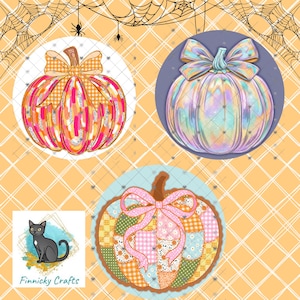 Puede incluir: Tres diseños redondos de calabazas decorativas. Una calabaza es naranja, rosa y amarilla con un lazo a cuadros. Otra es iridiscente con un lazo morado. La tercera es un patchwork con un lazo rosa. El fondo es un estampado a cuadros naranja claro con telarañas.