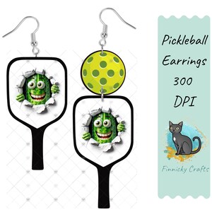 Può includere: Un paio di orecchini pendenti con design a racchetta da pickleball e un personaggio sottaceto verde dei cartoni animati che emerge da un buco. Un orecchino include una pallina da pickleball gialla. Testo: Pickleball Earrings 300 DPI Finnicky Crafts.