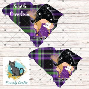 Puede incluir: Dos diseños temáticos de Halloween con el contorno de Carolina del Sur en un patrón de cuadros verdes, morados y negros. Un diseño incluye una bruja y un fantasma, el otro un gato negro. El texto dice "South Carolina" y "Finnicky Crafts".