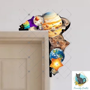 Puede incluir: Una calcomanía de pared colorida que presenta una colección de planetas y estrellas, perfecta para una habitación infantil o una decoración con temática espacial. La calcomanía incluye un planeta grande con anillos, un planeta más pequeño con cráteres, una estrella con una galaxia espiral y un planeta azul con continentes.