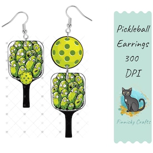 Può includere: Orecchini pendenti con design a racchetta da pickleball riempita di cetriolini disegnati. Un orecchino include una pallina gialla. Il testo recita Pickleball Earrings 300 DPI e Finnicky Crafts con un gatto nero.