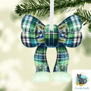 Könnte beinhalten: Ein weihnachtlicher, schleifenförmiger Schmuck mit einem grün-blau-weiß karierten Muster. Der Schmuck ist mit Beeren und Blättern verziert. Der Boden der Schleife hat eine weiße, flauschige Verzierung. Ein weißes Band ist zum Aufhängen befestigt.