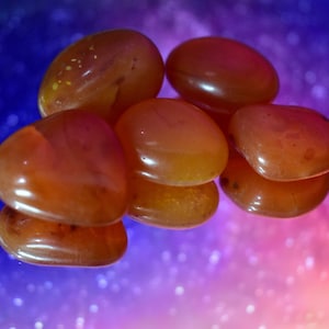 Reiki-laddad premium karneol helande kristall tumlare, etisk källa