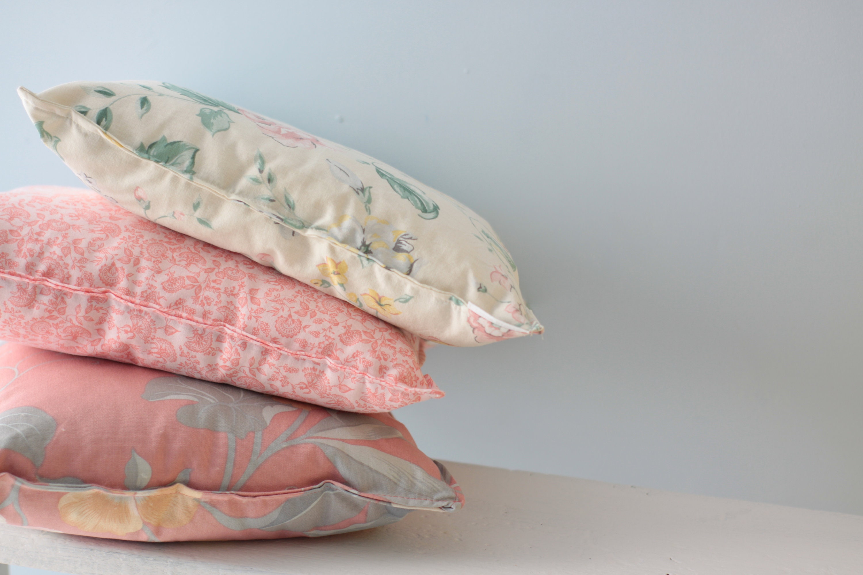 Ensemble de Trois Coussins en Tissu Recyclé Floral Rose Style Maison Campagne