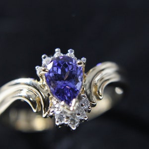 14K Solid Yellow Gold Ring set met peer vorm Tanzanite 0.75ct en 10 kleine Ronde Witte Natuurlijke Diamanten VS2 Kleur F 0.10ct