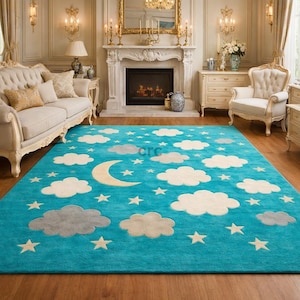 Puede incluir: Una alfombra rectangular turquesa con un diseño caprichoso con nubes blancas y grises, estrellas doradas y una luna creciente. La alfombra está colocada sobre un suelo de madera en una habitación con muebles antiguos.