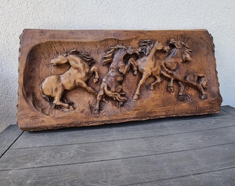 Großes handgeschnitztes Wandbild mit Pferdemotiven