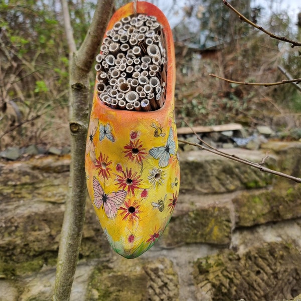 handbemaltes Insektenhotel ,originelles Wildbienenhaus ,Holzschuh