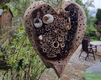 hotel de insectos hecho a mano, corazón rústico de teca, regalo del Día de la Madre